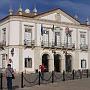 La mairie (toujours trois drapeaux devant les mairies: celui de la ville, de la capitale, du pays et parfois même de l'union européenne